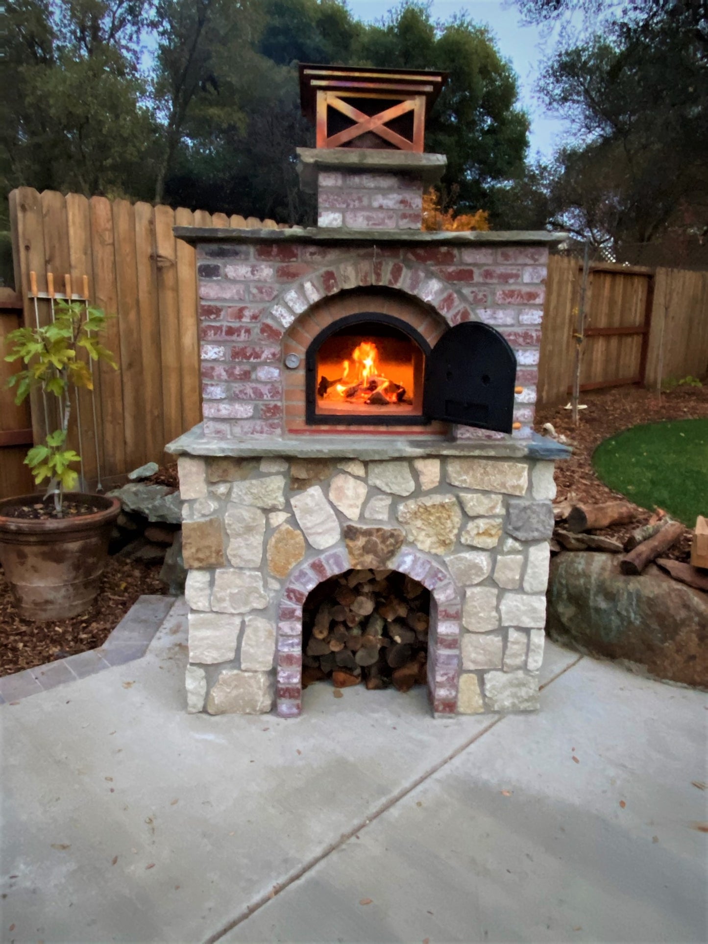 WOOD PIZZA OUTDOOR OVEN - MISSION GREIGE 44"X44" OUTDOOR OVEN, CAST IRON DOOR